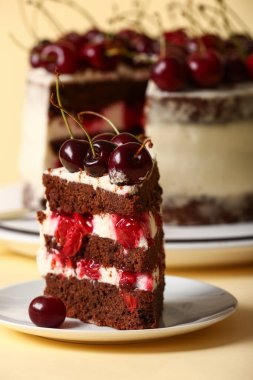 Sarı arka planda bir parça vişneli pasta.