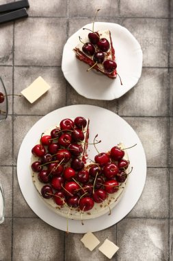 Gri fayanslı lezzetli vişneli pasta