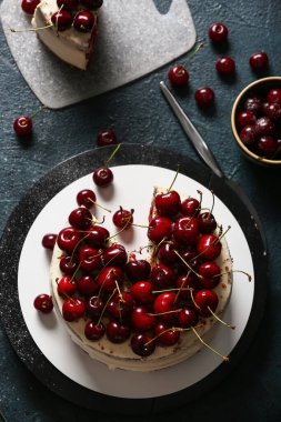 Mavi arka planda vişneli pasta