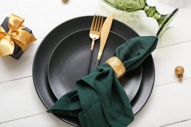 Beyaz ahşap arka planda Noel kutlaması için güzel bir masa.