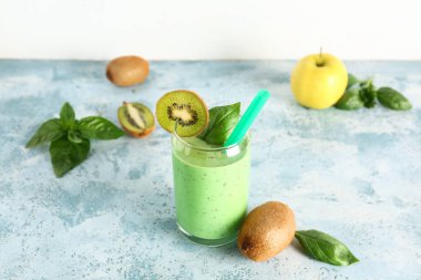Mavi masada elma ve fesleğenli taze kivili smoothie.