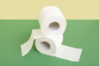 Yeşil arka planda tuvalet kağıdı ruloları