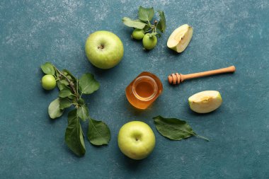 Rosh Hashanah kutlaması için kavanoz bal ve elma (Yahudi Yeni Yılı) mavi arka planda