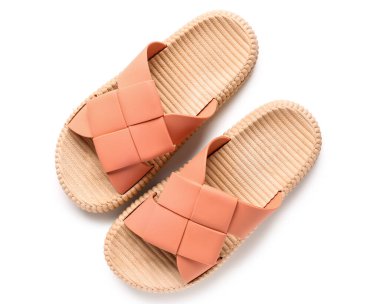 Beyaz arka planda turuncu kadın terlikleri