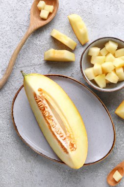Beyaz arka planda tatlı kavun parçaları olan tabak ve tabak.