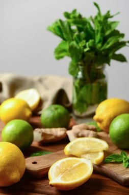 Masada taze limonata hazırlamak için turunçgil meyveleri.