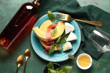 Lezzetli kavun, jambon, peynir ve şarap karışımı.