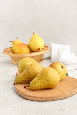 Beyaz zemin üzerinde olgun armutlar olan ahşap tahta.