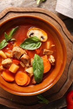 Masada bir kase lezzetli biftek güveci.