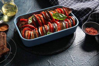 Siyah arka planda lezzetli Ratatouille yemeği.