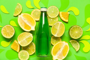 Renkli arka planda içki ve narenciye içeren kompozisyon, yakın plan.