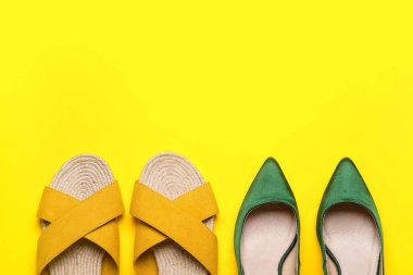 Sarı arka planda farklı şık ayakkabılar.