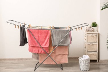 Çamaşır odasındaki kurutucuda asılı temiz havlular.