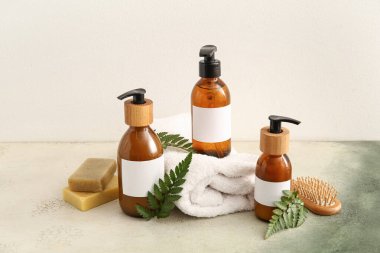 Beyaz arka planda spa malzemeleri seti