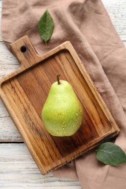 Beyaz ahşap zemin üzerinde olgun armut olan tahta