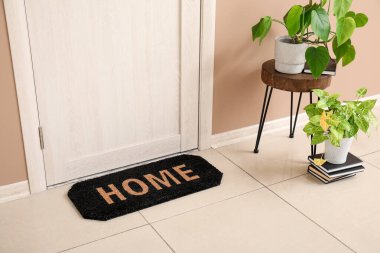 Koridorda kelime yuvasıyla kapı paspası