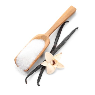 Aromatik vanilya şekerli kaşık, çiçek ve beyaz arka planda çubuklar