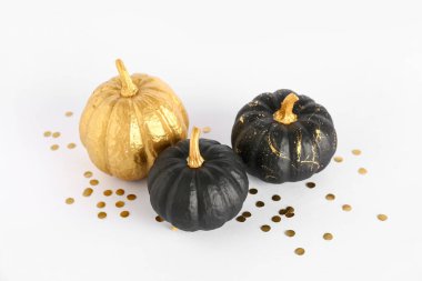 Beyaz zemin üzerine boyalı kabaklar