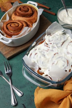 Yeşil arka planda kremalı tarçınlı börek pişirmek