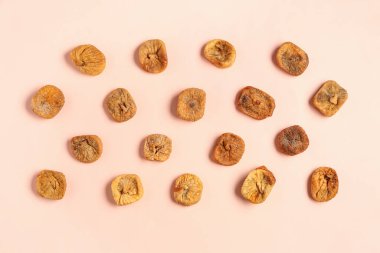 Turuncu arka planda kurutulmuş incir.