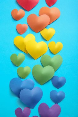 Mavi arka planda renkli kağıt kalpler. LGBT kavramı