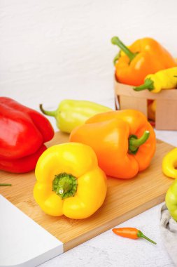 Beyaz arka planda farklı taze biberli ahşap tahta.