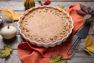 Ahşap zemin üzerinde lezzetli balkabağı turtası olan fırın tabağı