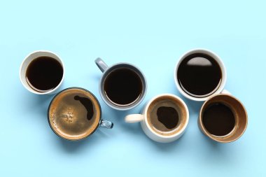 Mavi arka planda bir fincan sıcak kahve.