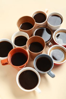 Bej arka planda bir sürü sıcak kahve