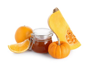 Beyaz arka planda turuncu balkabağı reçeli kavanozu