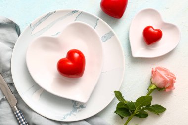 Sevgililer Günü için açık mavi arka planda gül ile güzel bir masa.