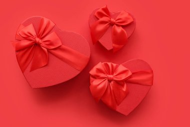 Kırmızı arka planda güzel hediye kutuları. Sevgililer Günü kutlaması