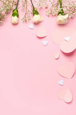 Beyaz karanfiller, çingene çiçekleri ve pembe arka planda kağıt kalpler. Sevgililer Günü konsepti