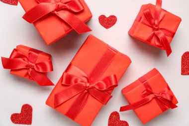 Gri arka planda hediye kutuları ve kalpler. Sevgililer Günü kutlaması