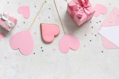 Kalp şeklinde tatlı kurabiye ve beyaz arka planda zarf olan hediye kutuları. Sevgililer Günü kutlaması