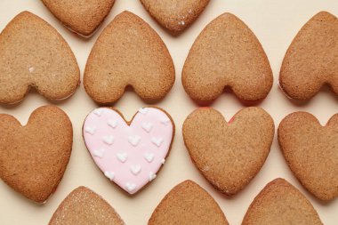 Sarı arka planda kalp şeklinde kurabiyeler. Sevgililer Günü kutlaması