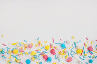 Beyaz arka planda serpiştirilmiş tatlı renkli serpintiler