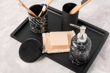 Hafif arka planda banyo malzemeleri olan tepsi