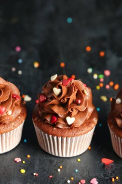 Gri grunge arka planda Sevgililer Günü için pullu çikolatalı kek.