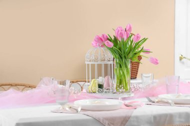 Renk duvarının yanında düzenlenen Uluslararası Kadınlar Günü kutlamalarında sofra ve lale çiçekleri servis edildi.