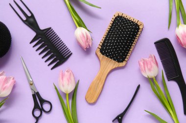 Leylak arka planında güzel laleleri olan kuaför aletleri.