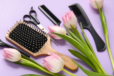 Leylak arka planında güzel laleleri olan kuaför aletleri.