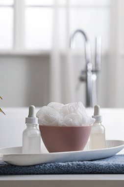 Tuvaletteki banyo lifli kozmetik şişeleri, yakın plan.