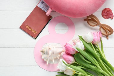 Kağıt figür 8 ile kompozisyon, pasaport ve lale çiçekleri Uluslararası Kadınlar Günü için açık ahşap zemin üzerinde