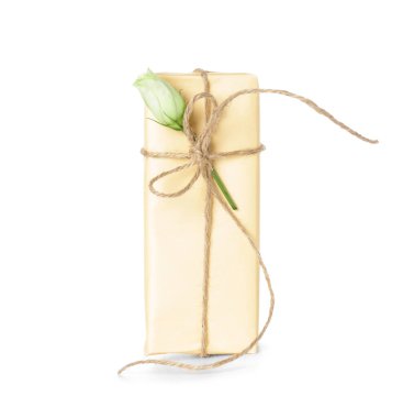 Beyaz arka planda güzel bir gül çiçeği olan hediye kutusu. Uluslararası Kadınlar Günü