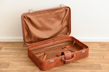 Odadaki kahverengi deri bavulu aç.