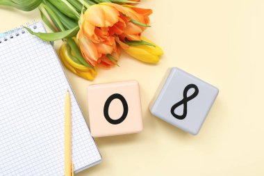 Küp takvimi, tarih 08, bir buket güzel lale ve sarı arka planda not defteri. Uluslararası Kadınlar Günü