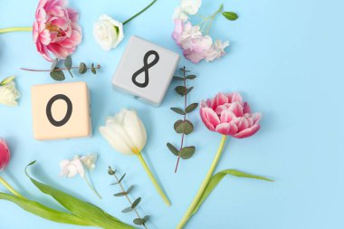 Küp takvimi, tarih 08, farklı güzel çiçekler ve mavi arka planda okaliptüs. Uluslararası Kadınlar Günü