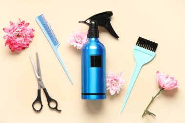 Renkli arka planda kuaför aletleri ve çiçeklerle kompozisyon. Uluslararası Kadınlar Günü