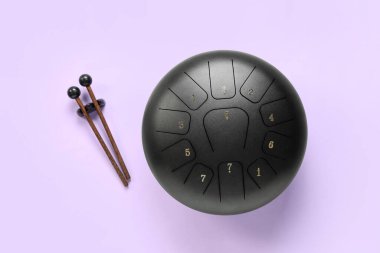 Mor arka planda çubukları olan glucophone